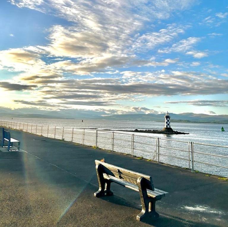 The Lazy Lion - Spacious 2 Bedroom - Town Centre Holiday Home Apartment Port Glasgow Exteriör bild