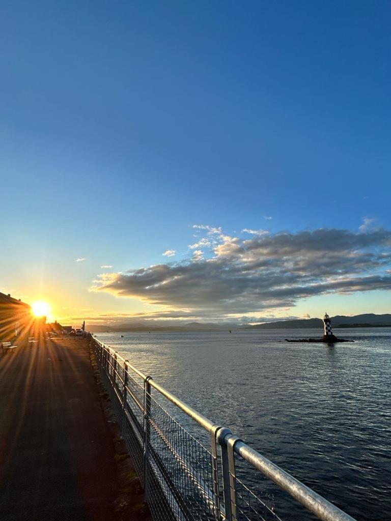 The Lazy Lion - Spacious 2 Bedroom - Town Centre Holiday Home Apartment Port Glasgow Exteriör bild