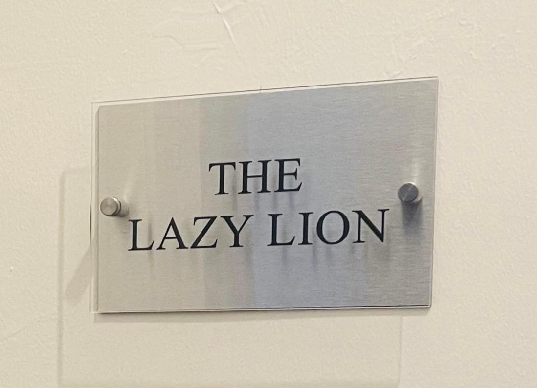 The Lazy Lion - Spacious 2 Bedroom - Town Centre Holiday Home Apartment Port Glasgow Exteriör bild