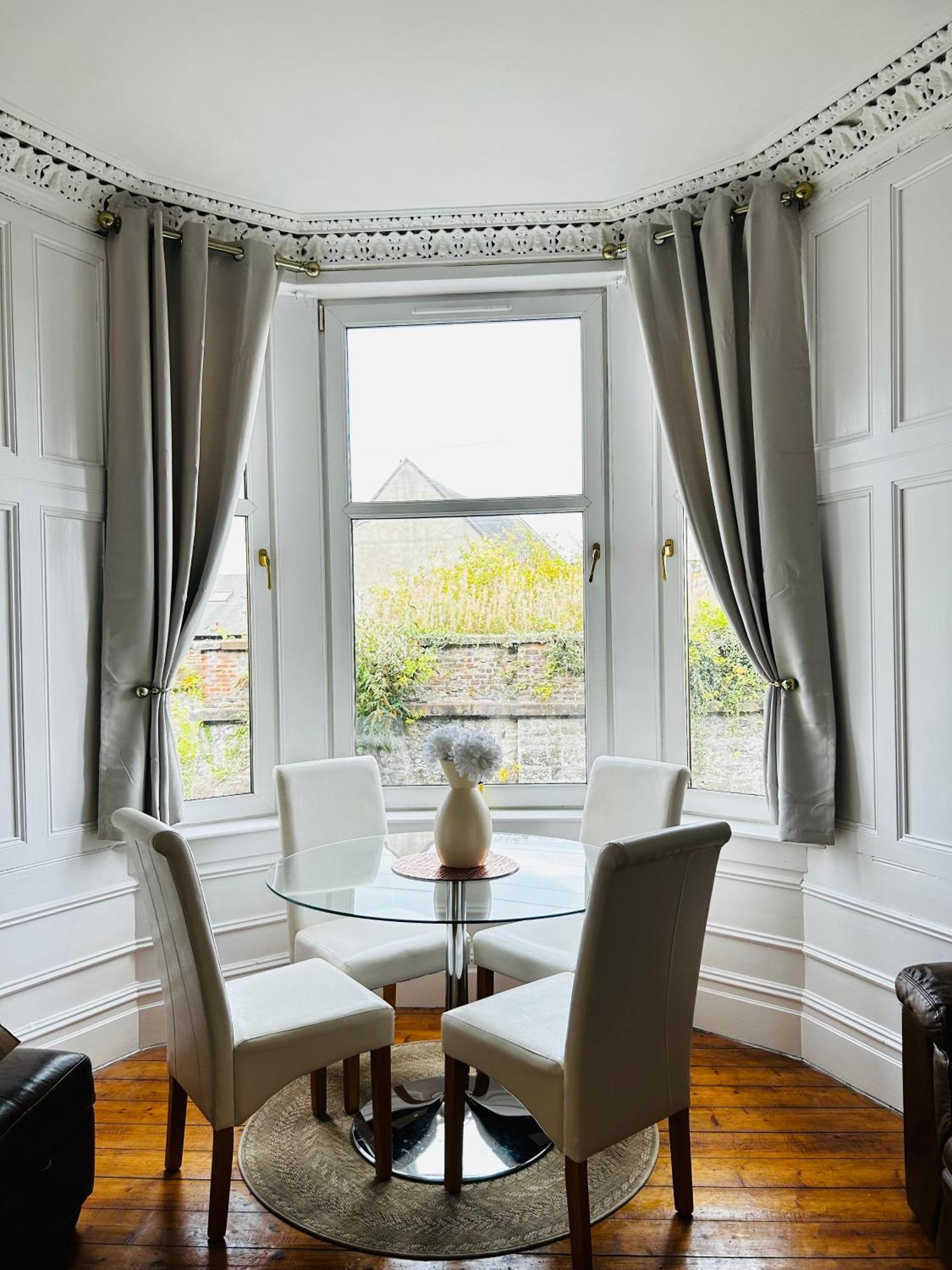 The Lazy Lion - Spacious 2 Bedroom - Town Centre Holiday Home Apartment Port Glasgow Exteriör bild