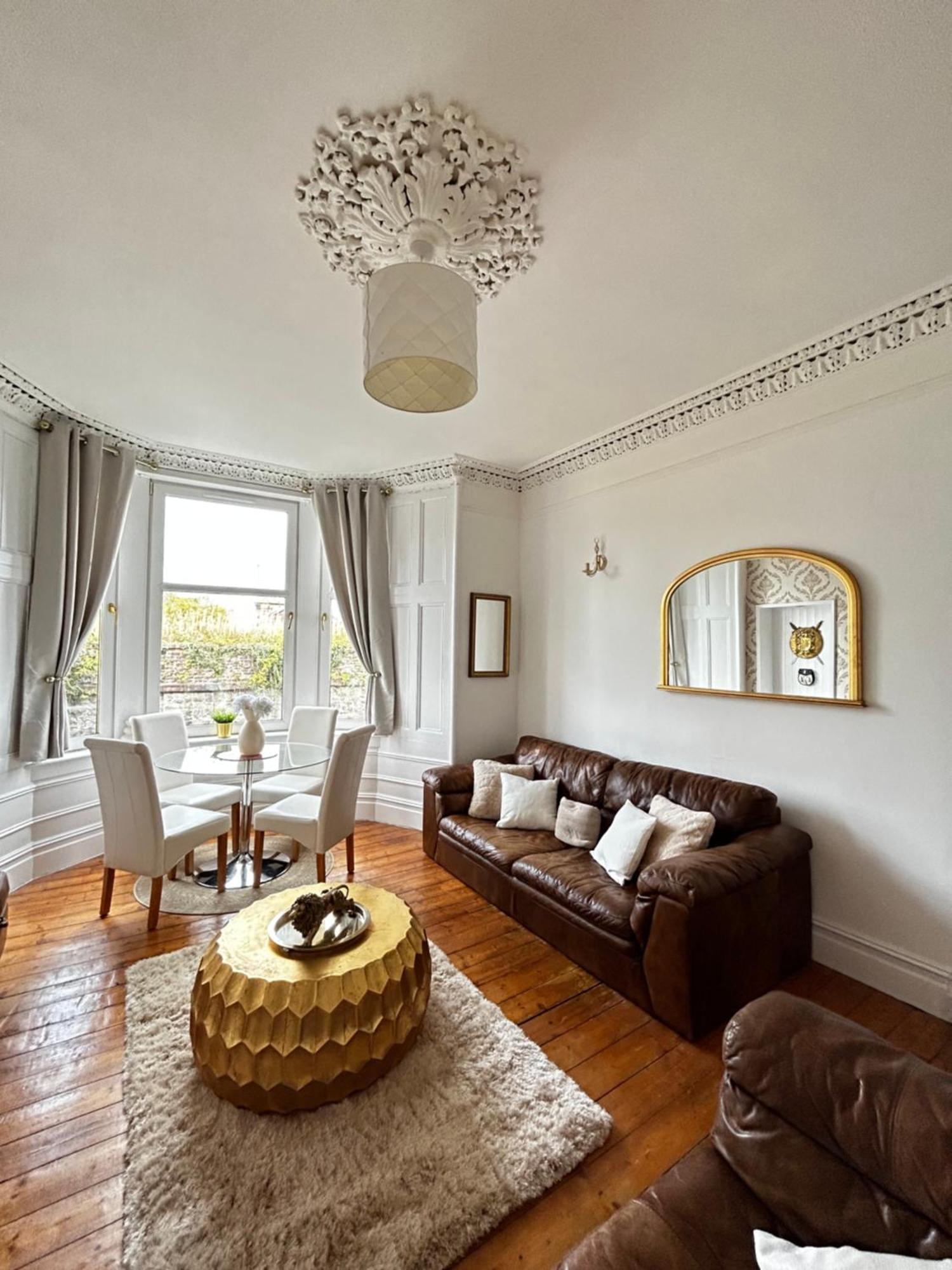 The Lazy Lion - Spacious 2 Bedroom - Town Centre Holiday Home Apartment Port Glasgow Exteriör bild