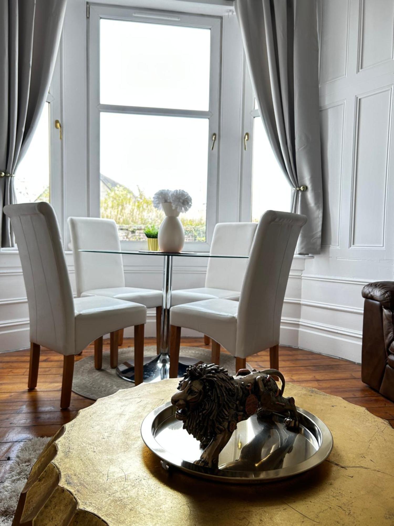 The Lazy Lion - Spacious 2 Bedroom - Town Centre Holiday Home Apartment Port Glasgow Exteriör bild