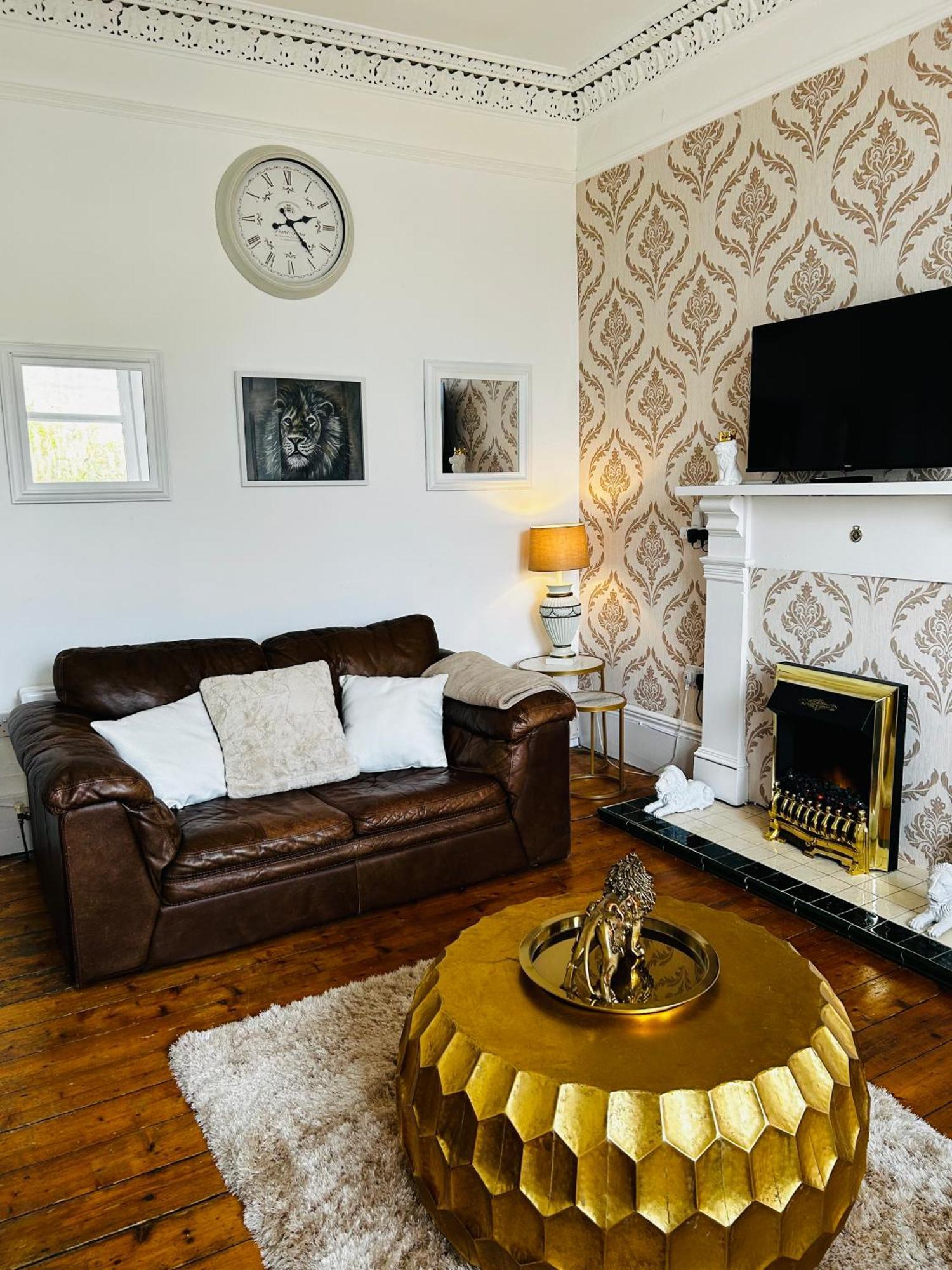 The Lazy Lion - Spacious 2 Bedroom - Town Centre Holiday Home Apartment Port Glasgow Exteriör bild
