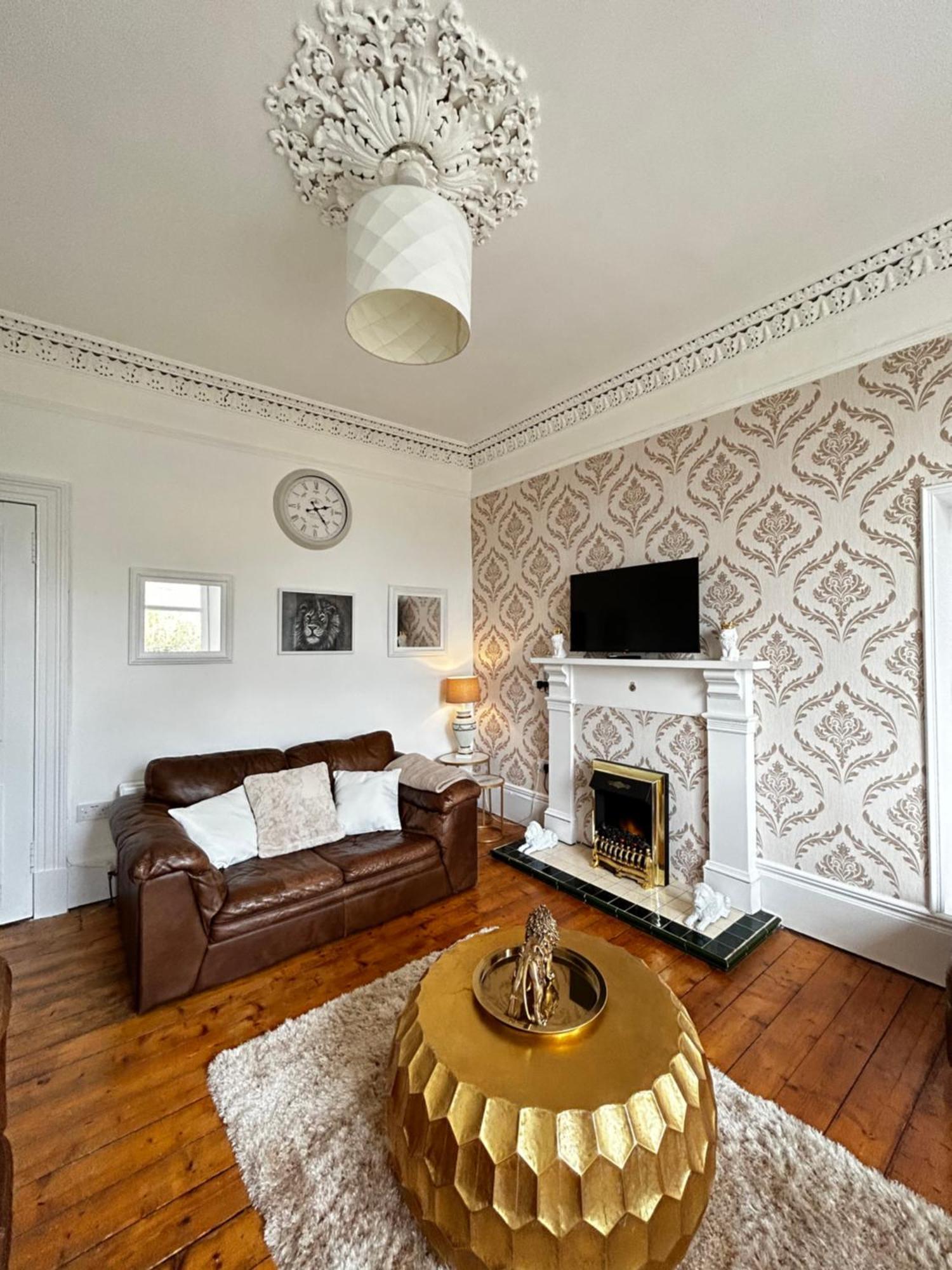 The Lazy Lion - Spacious 2 Bedroom - Town Centre Holiday Home Apartment Port Glasgow Exteriör bild