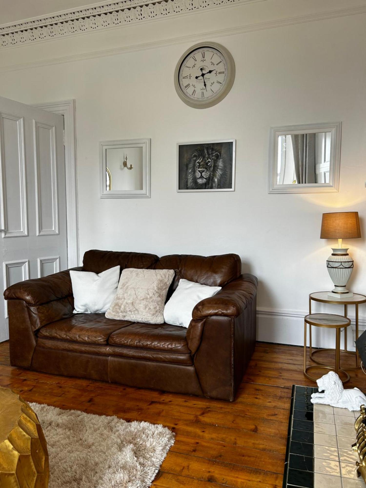 The Lazy Lion - Spacious 2 Bedroom - Town Centre Holiday Home Apartment Port Glasgow Exteriör bild