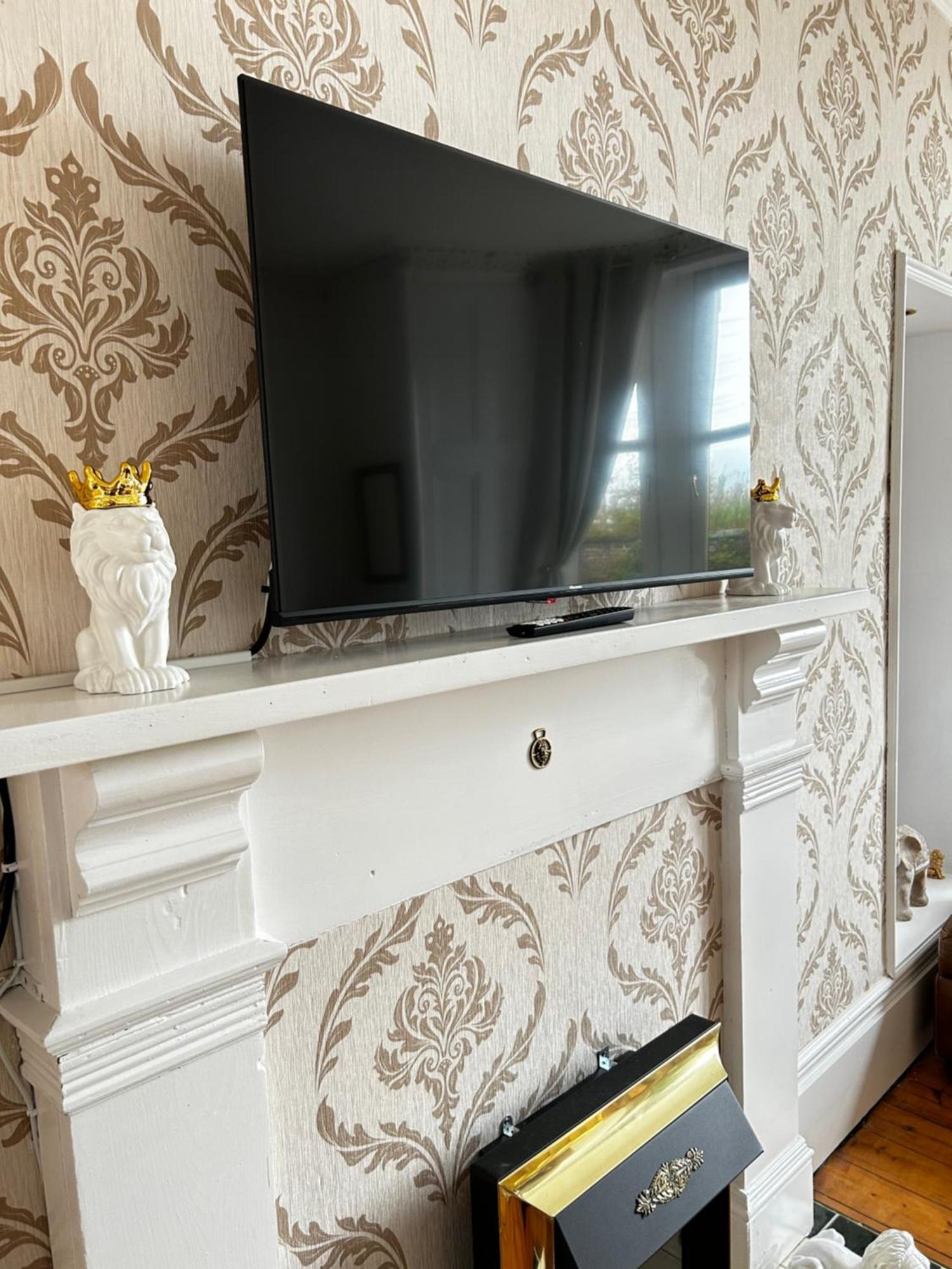 The Lazy Lion - Spacious 2 Bedroom - Town Centre Holiday Home Apartment Port Glasgow Exteriör bild