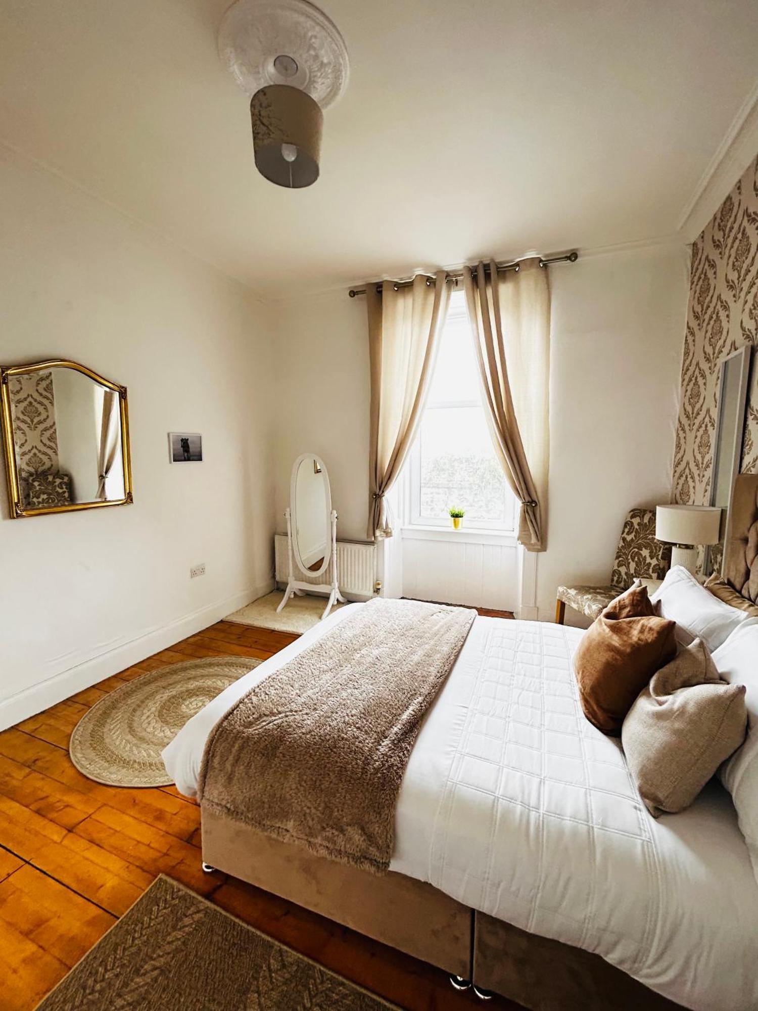The Lazy Lion - Spacious 2 Bedroom - Town Centre Holiday Home Apartment Port Glasgow Exteriör bild
