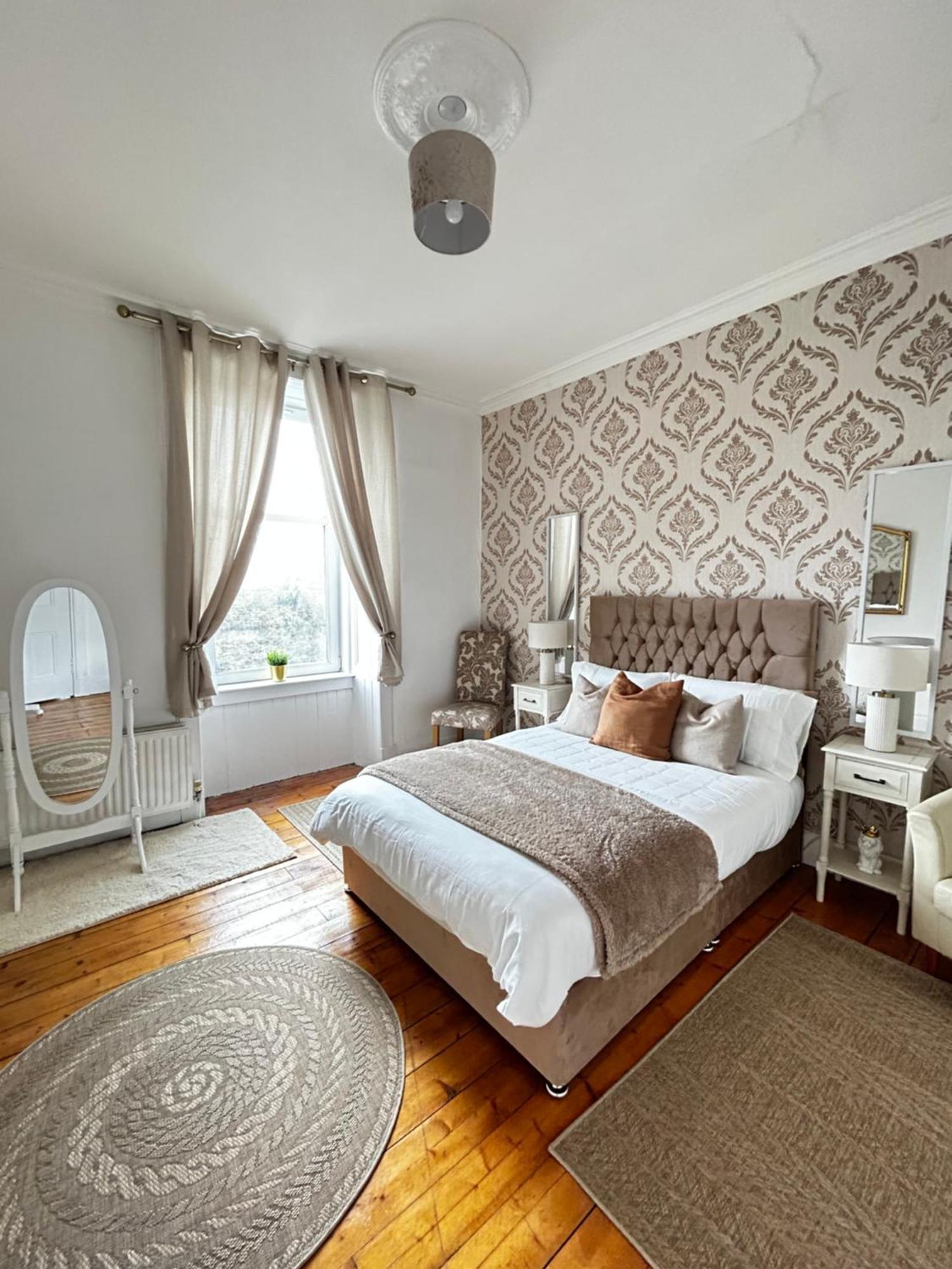 The Lazy Lion - Spacious 2 Bedroom - Town Centre Holiday Home Apartment Port Glasgow Exteriör bild