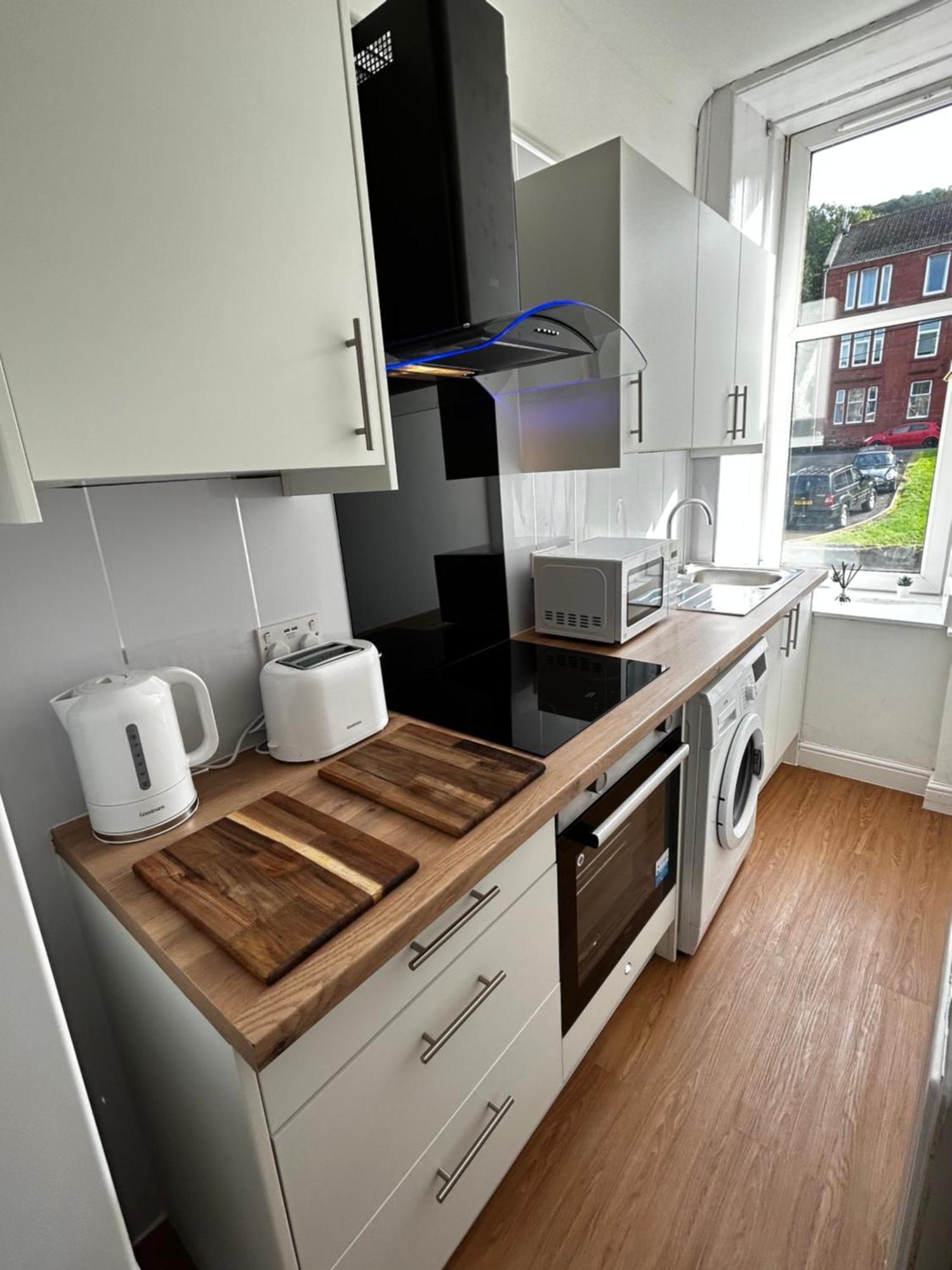 The Lazy Lion - Spacious 2 Bedroom - Town Centre Holiday Home Apartment Port Glasgow Exteriör bild