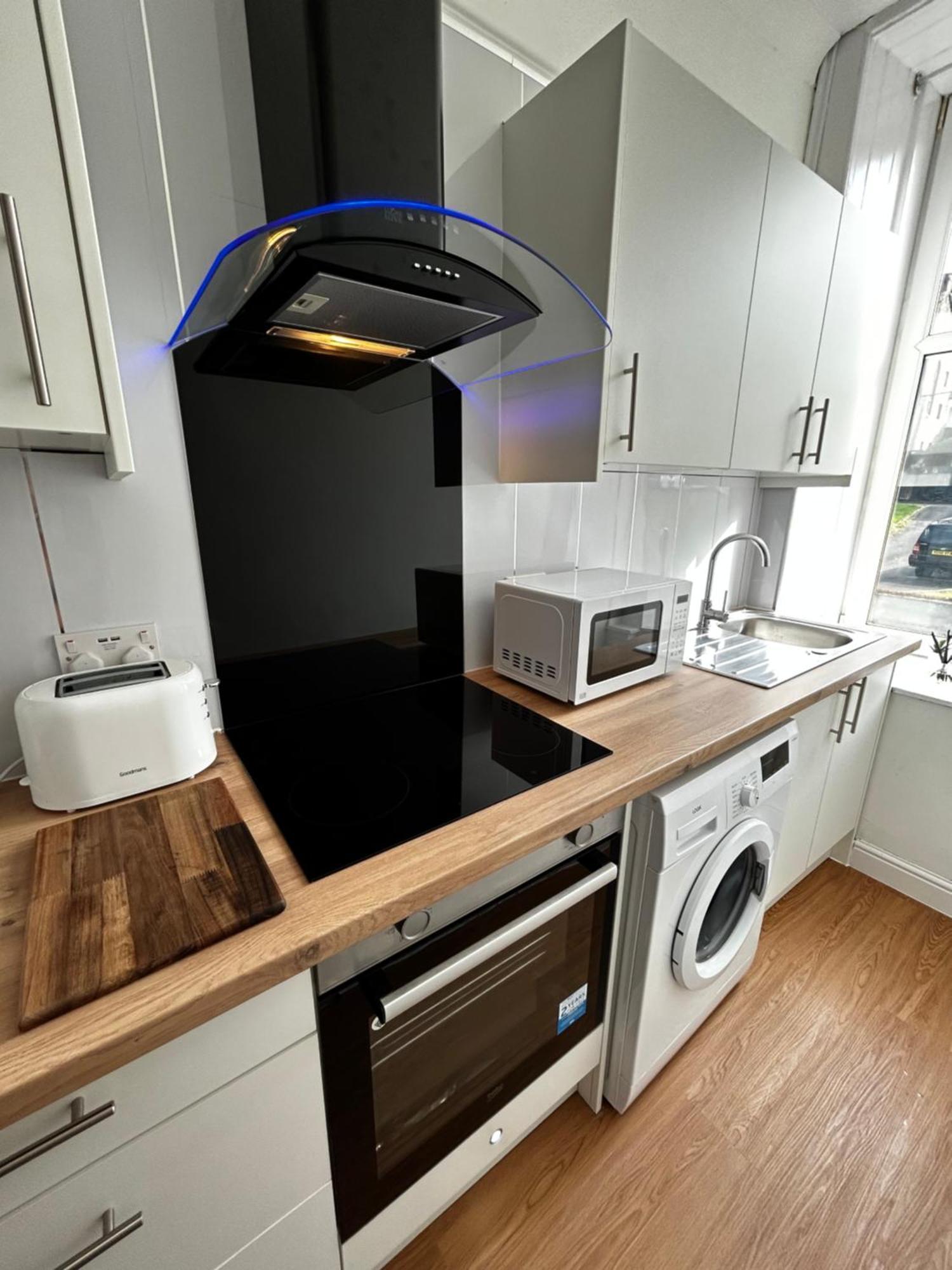 The Lazy Lion - Spacious 2 Bedroom - Town Centre Holiday Home Apartment Port Glasgow Exteriör bild
