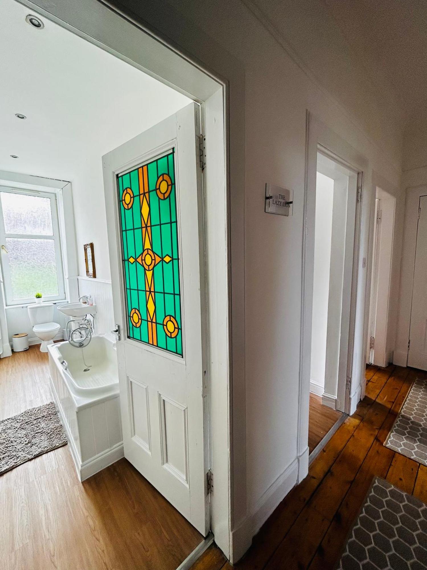 The Lazy Lion - Spacious 2 Bedroom - Town Centre Holiday Home Apartment Port Glasgow Exteriör bild