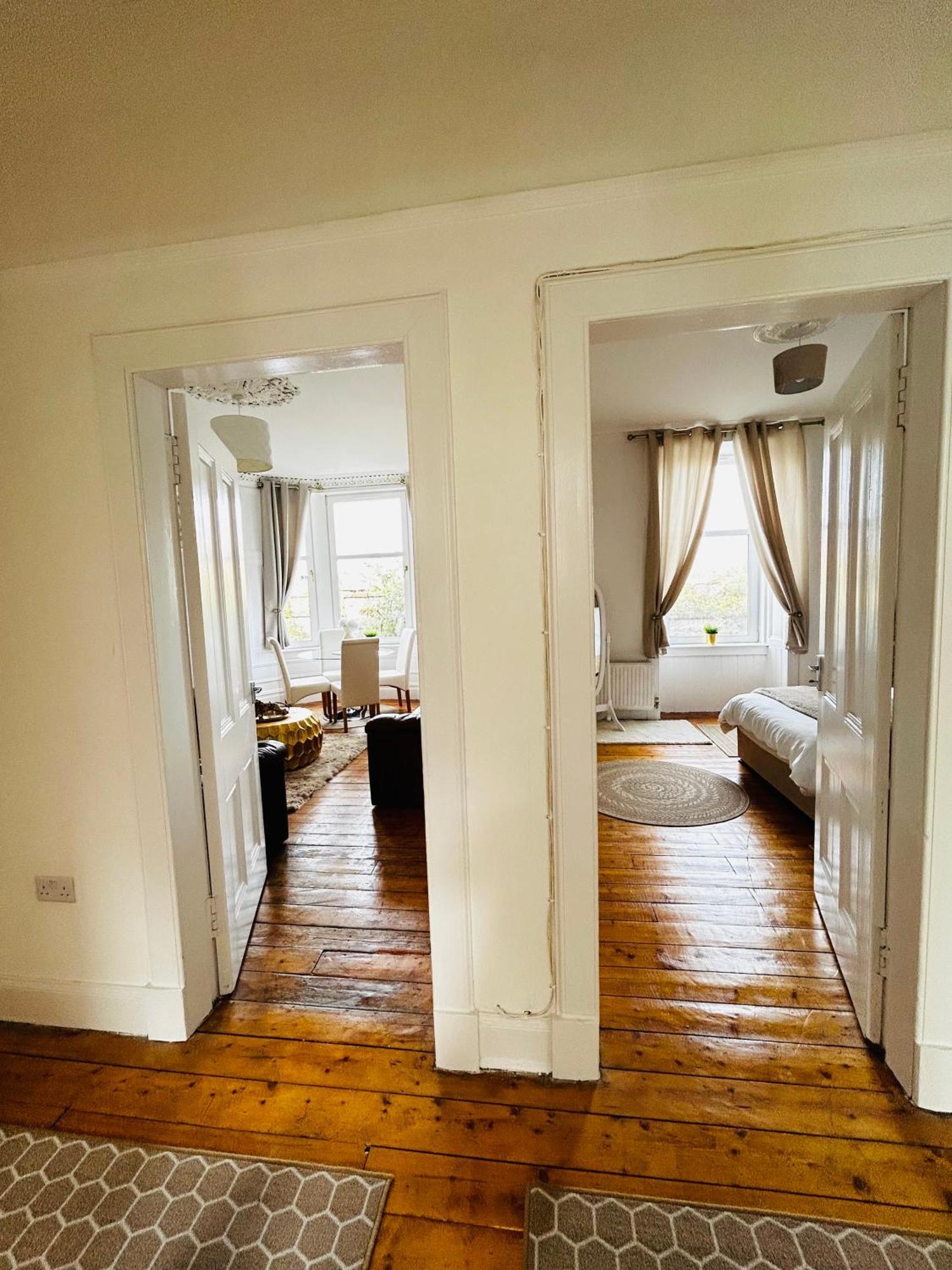 The Lazy Lion - Spacious 2 Bedroom - Town Centre Holiday Home Apartment Port Glasgow Exteriör bild