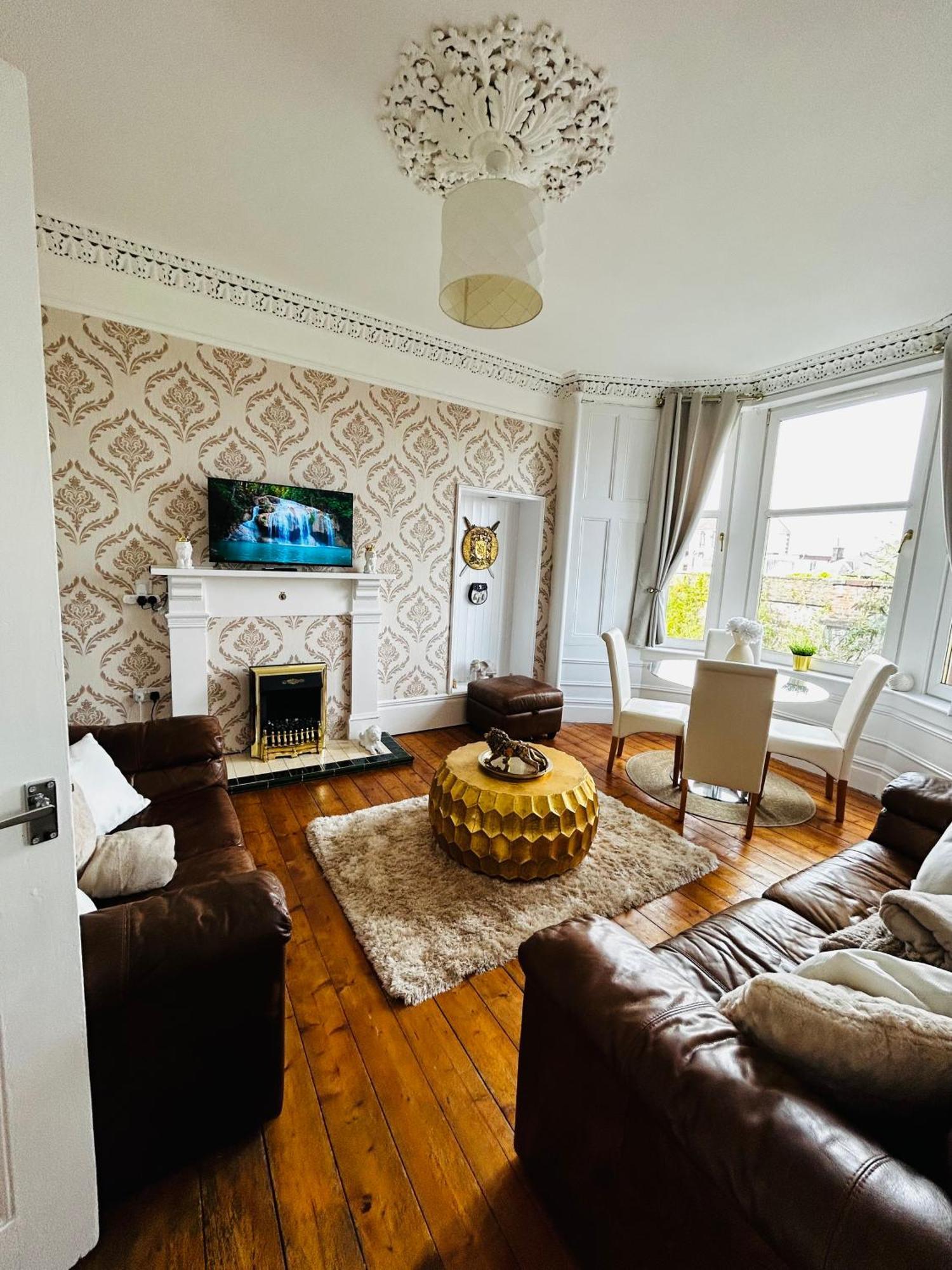 The Lazy Lion - Spacious 2 Bedroom - Town Centre Holiday Home Apartment Port Glasgow Exteriör bild
