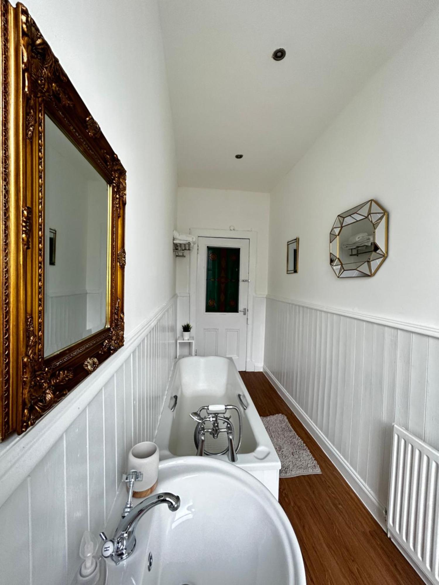 The Lazy Lion - Spacious 2 Bedroom - Town Centre Holiday Home Apartment Port Glasgow Exteriör bild