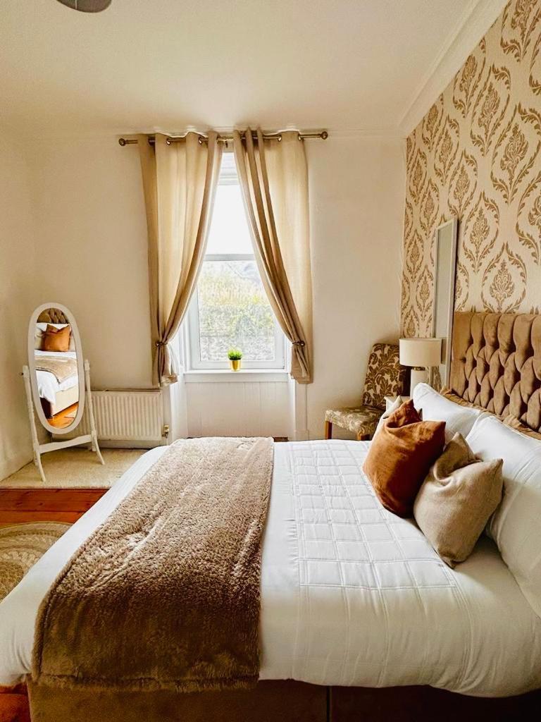 The Lazy Lion - Spacious 2 Bedroom - Town Centre Holiday Home Apartment Port Glasgow Exteriör bild
